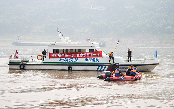 对落水游客举行搜救.jpg